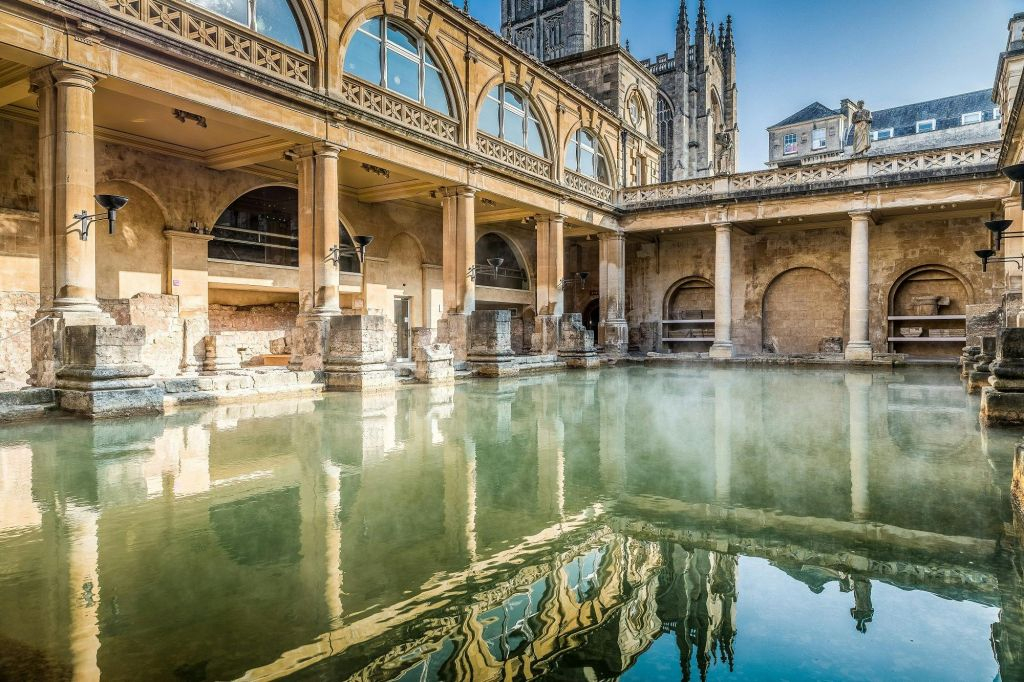 Stonehenge, Bath, Lacock & Avebury: Guided Day Tour from London