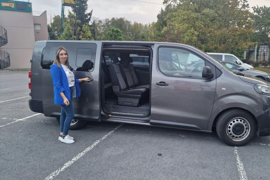 Paris: Shared Shuttle Transfer from CDG Airport to Hotel