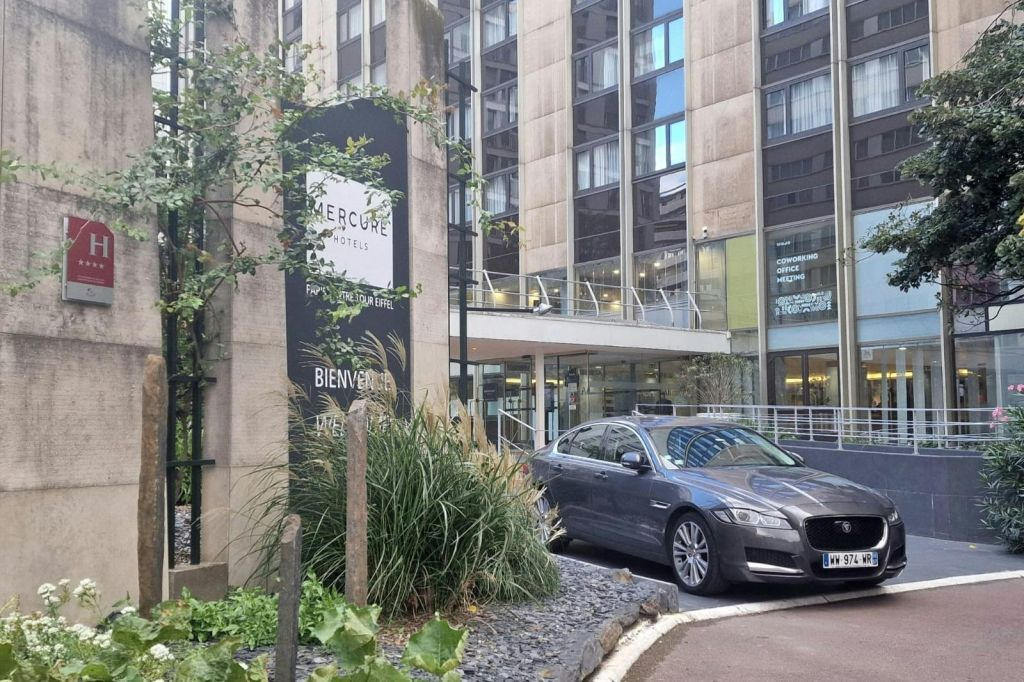 Paris: Shared Shuttle Transfer from Accommodation to CDG Airport
