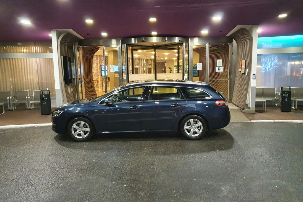 Paris: Shared Shuttle Transfer from Accommodation to Orly Airport