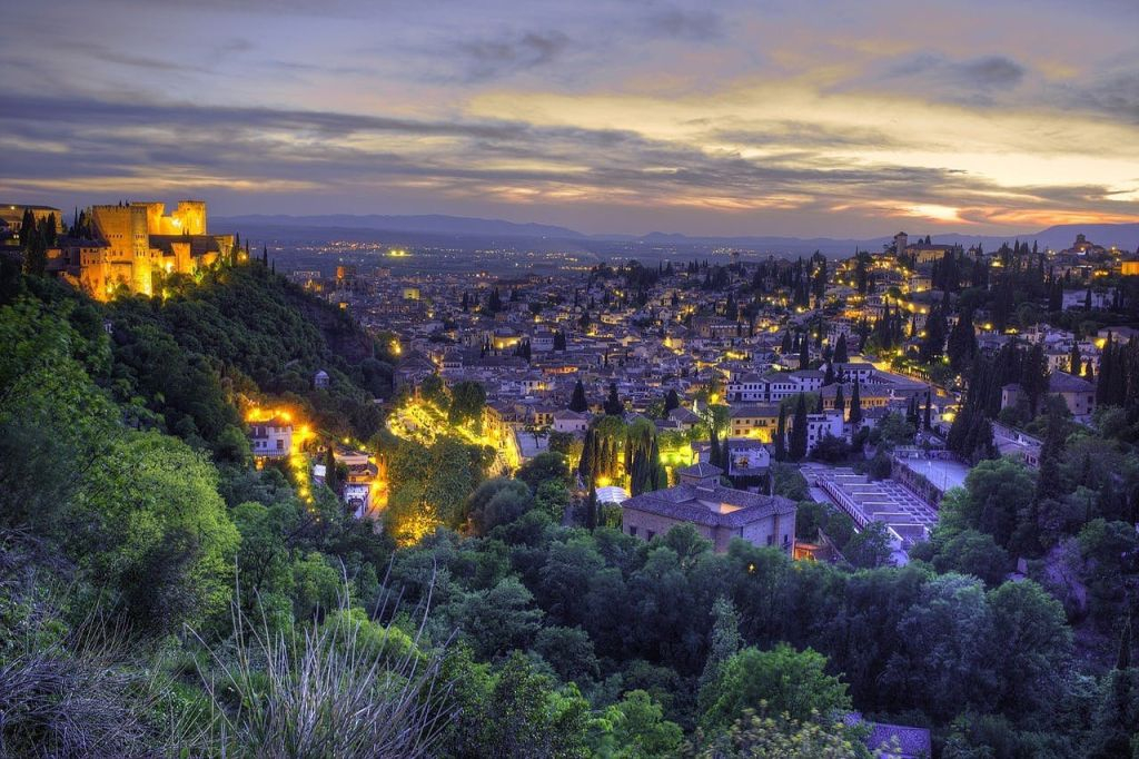 Alhambra: Tour guiado nocturno + Pase de ciudad