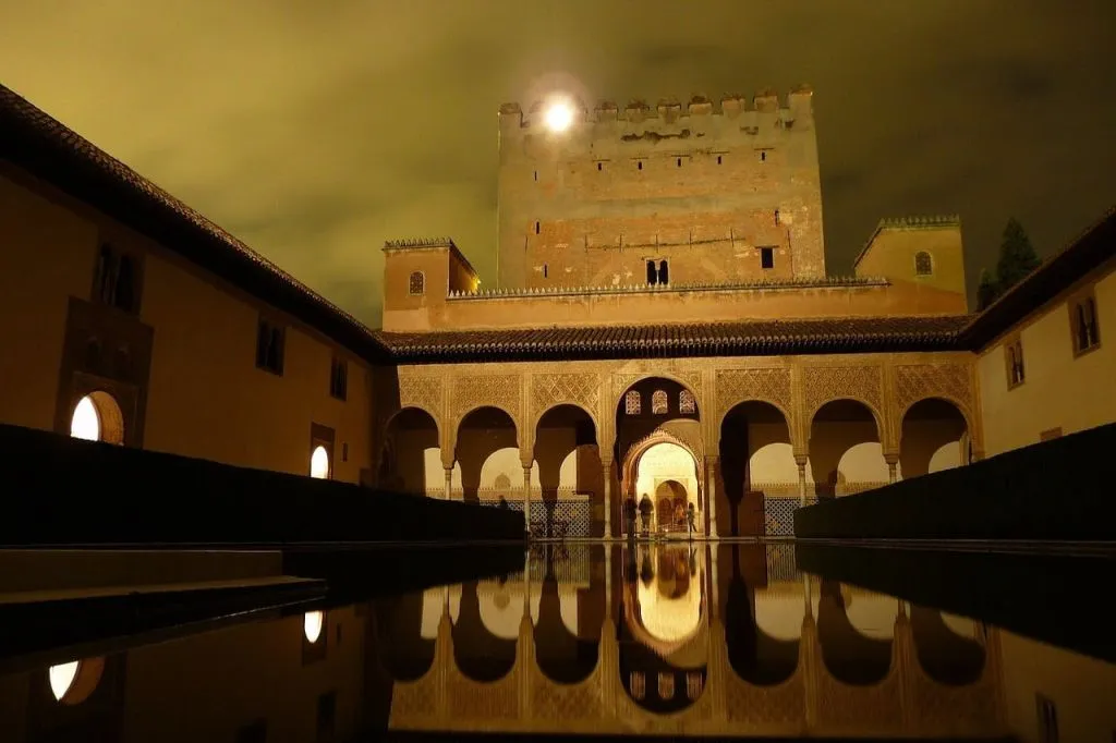 Alhambra: Visita guiada nocturna + City Pass