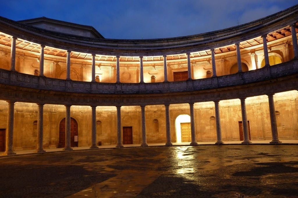 Alhambra: Visita guiada nocturna + City Pass