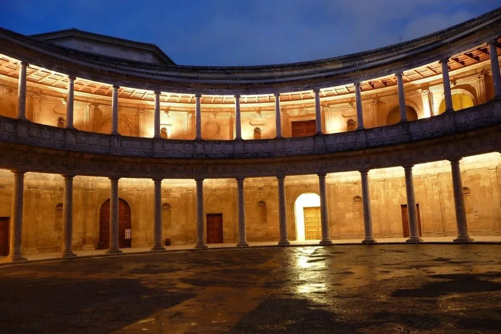 Alhambra: Visita guiada nocturna + City Pass