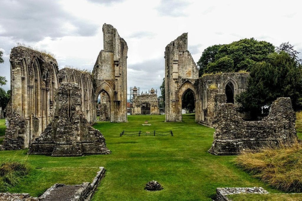 Stonehenge, Glastonbury Abbey & Avebury: Guided Day Trip from London