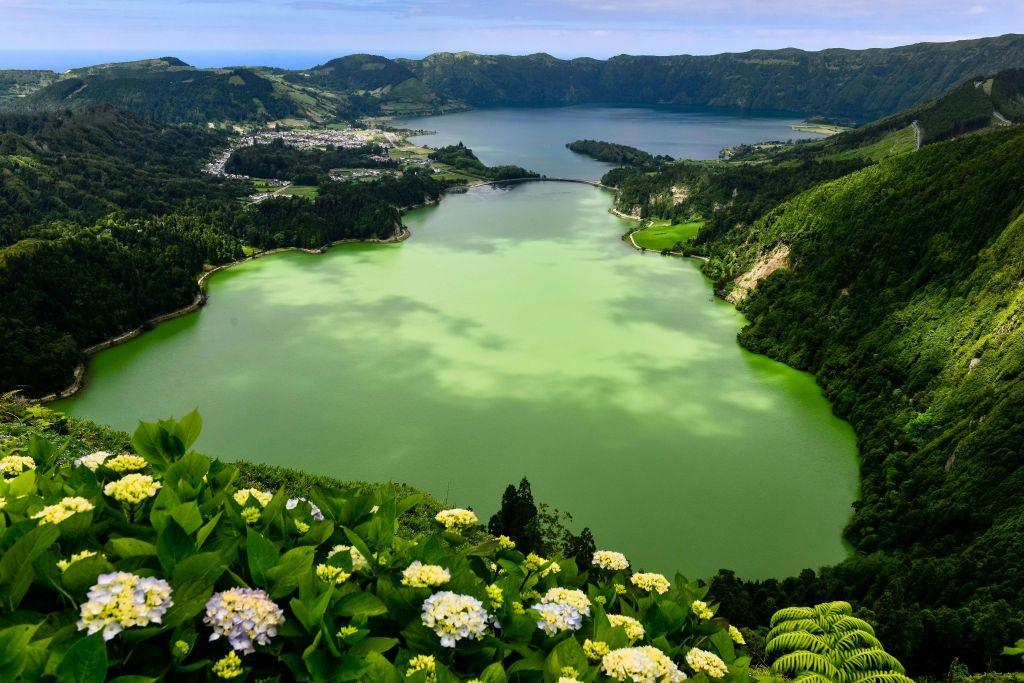 Isola di São Miguel: Tour guidato di Sete Cidades di un giorno intero + trasferimenti