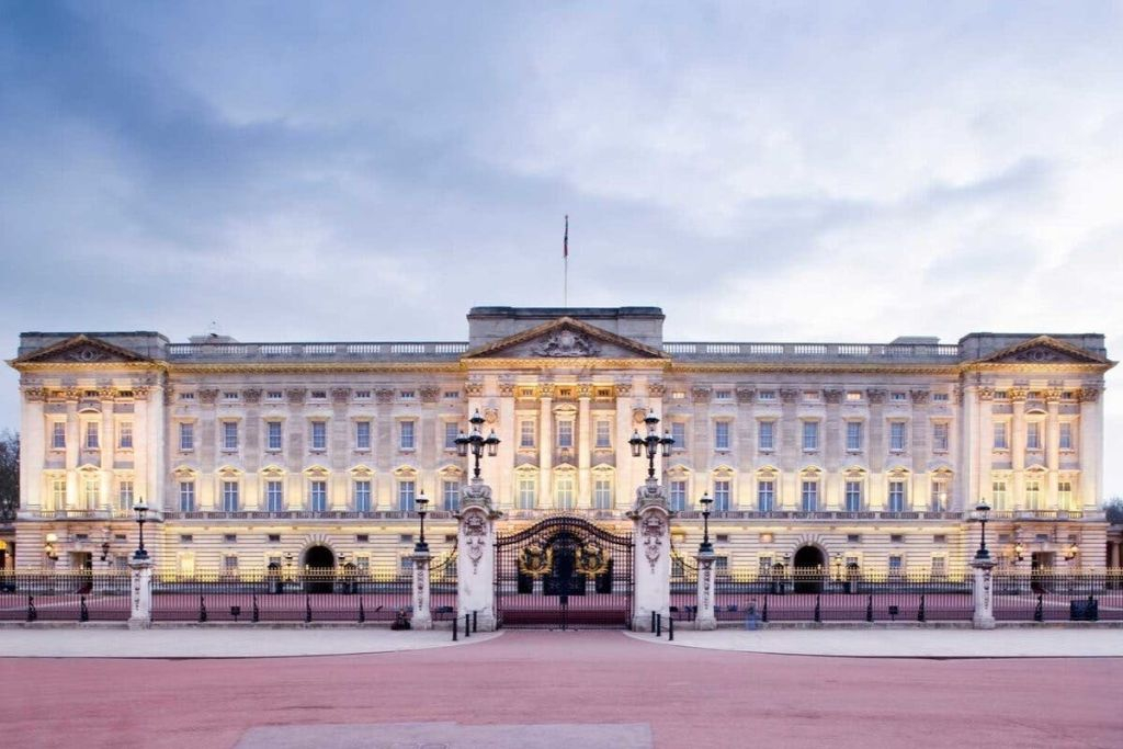 London: British Royalty Private Walking Tour