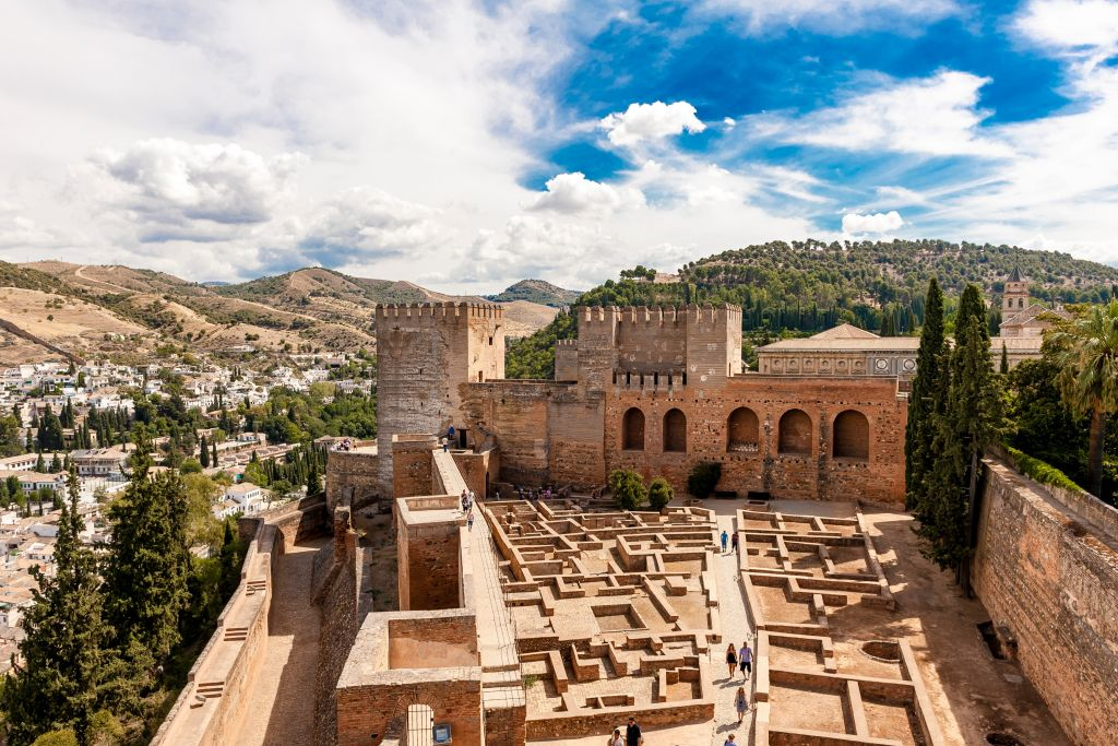 Alhambra y Palacios nazaríes: Tour guiado + Entrada sin colas