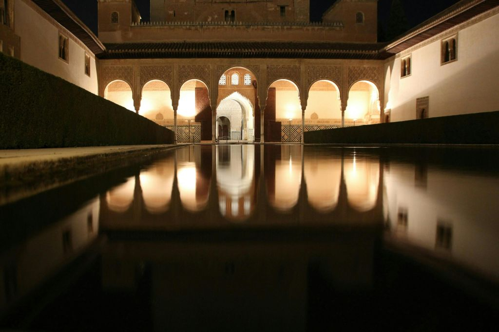 Alhambra: Carlos V & Nasrid Palaces Night Entry + Audio Guide
