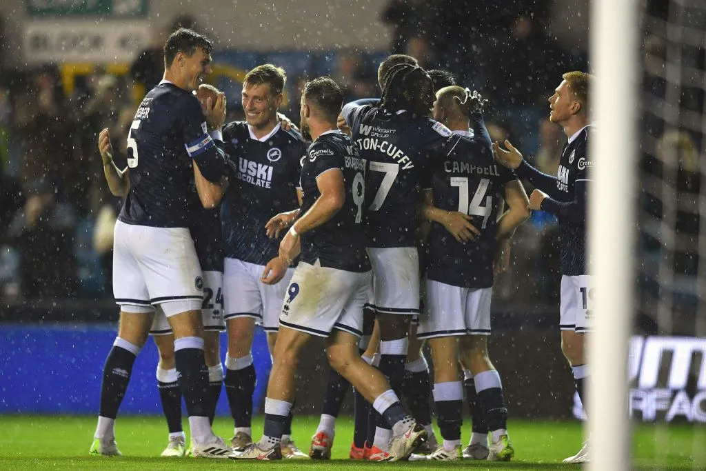 A toca: Jogo de futebol do Millwall FC