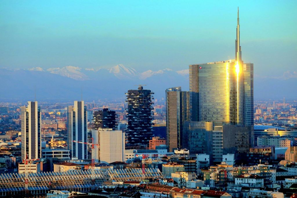 Milano: Tour notturno in autobus scoperto + guida audio