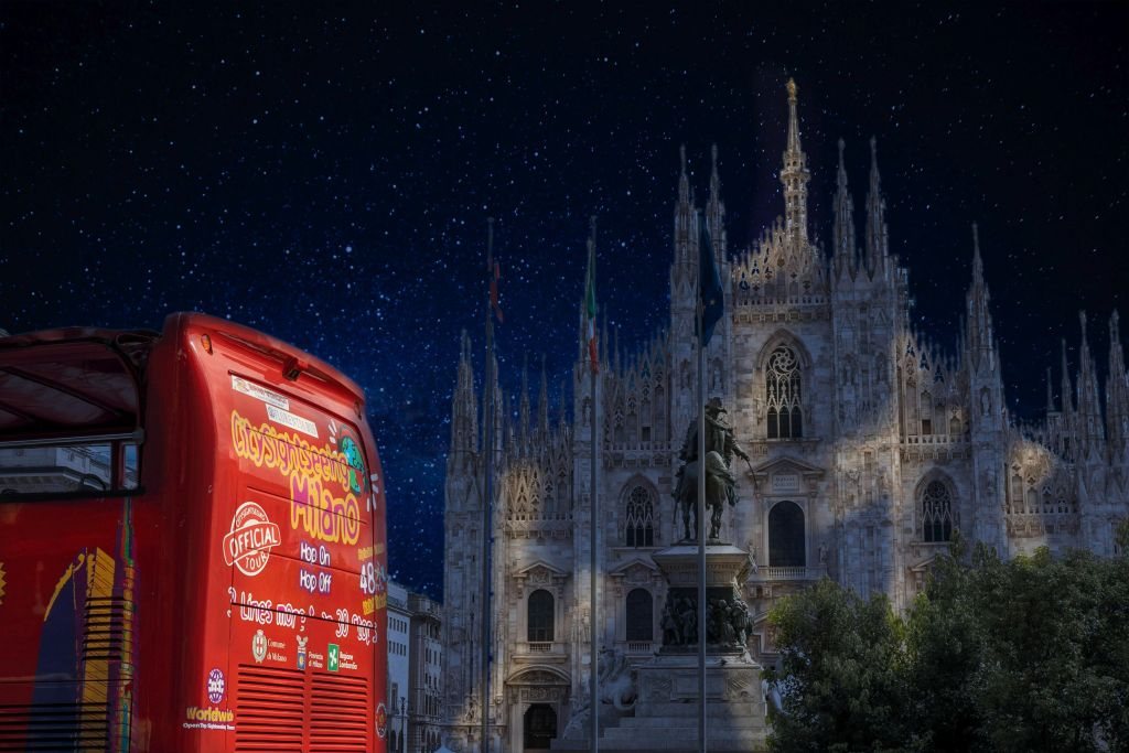 Milano: Tour notturno in autobus scoperto + guida audio
