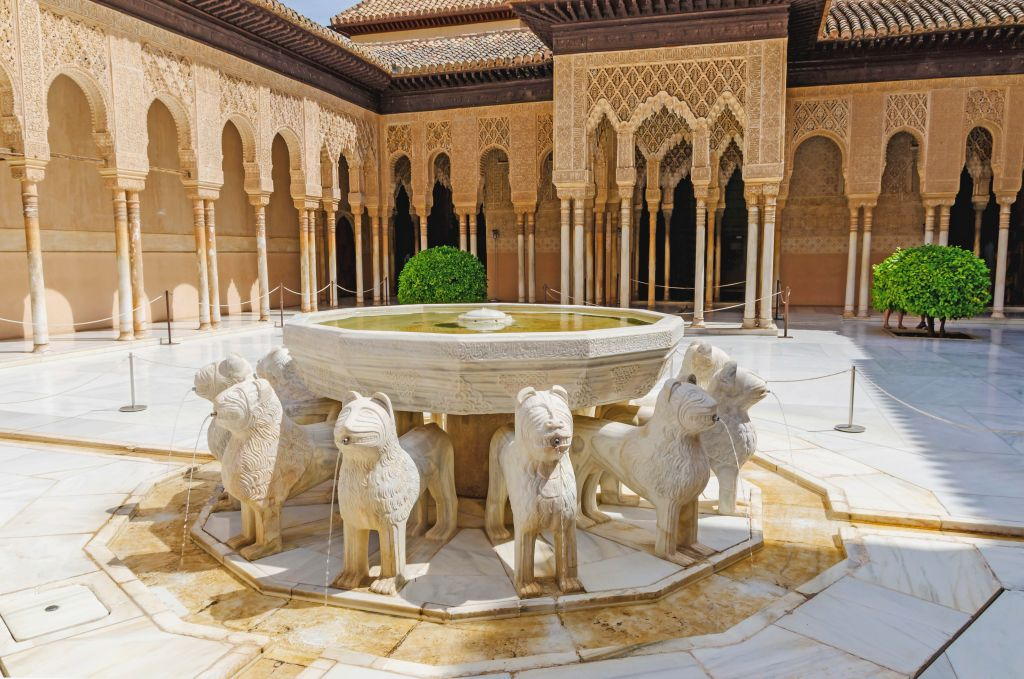 Alhambra y Palacios nazaríes: Entrada sin colas + Tour guiado