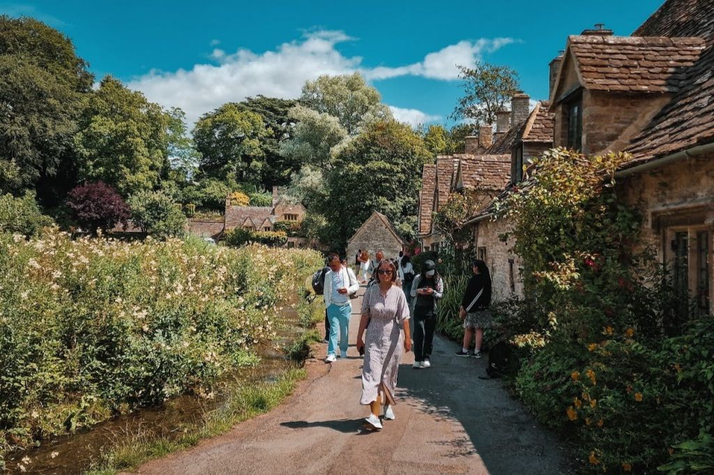Cotswolds: Guided Tour from London + Lunch