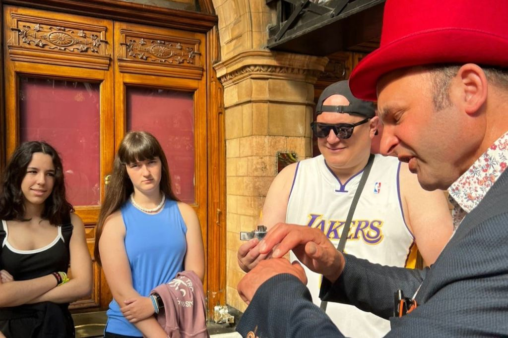 Londres: Visita privada a pie de 2 horas por los lugares de rodaje de Harry Potter + Espectáculo de Magia en Directo