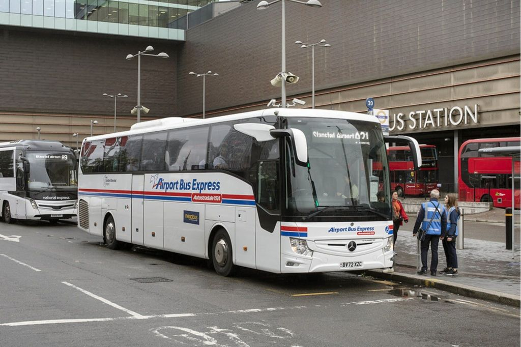 Londra: Bus navetta espresso dall'aeroporto di Londra Stansted a Stratford