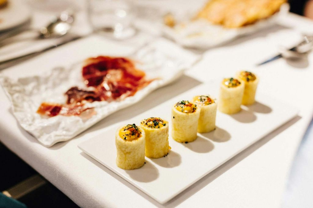 Seville: Wine and Gourmet Tapas Tour
