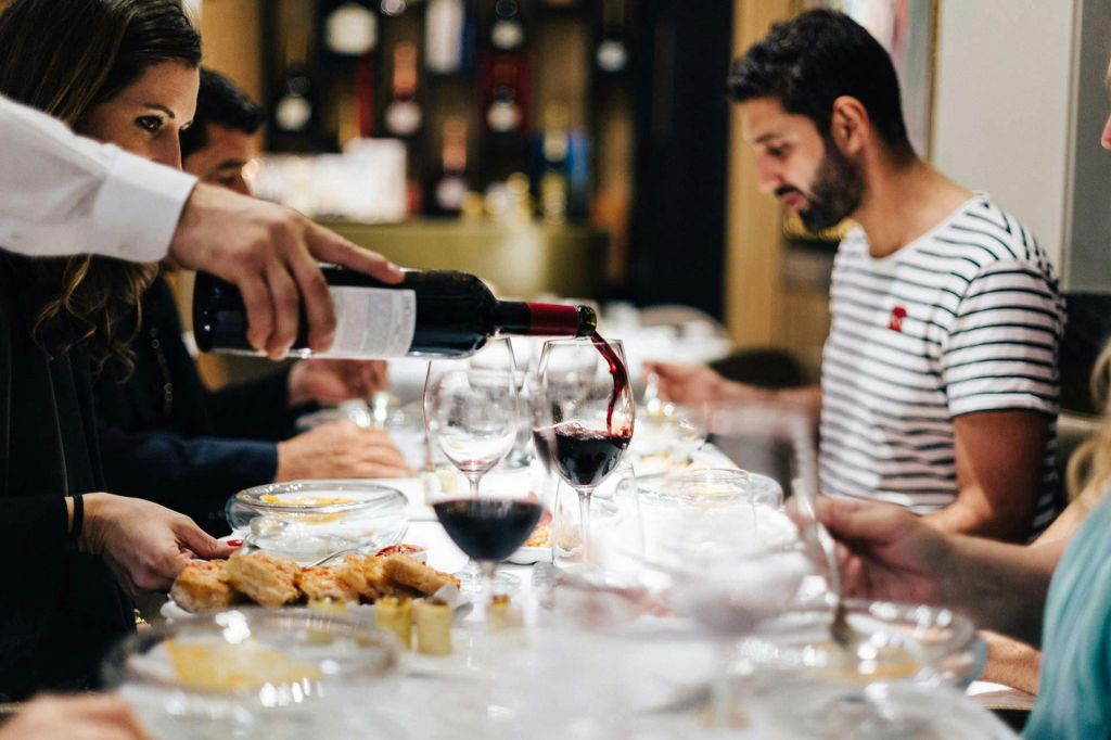 Seville: Wine and Gourmet Tapas Tour