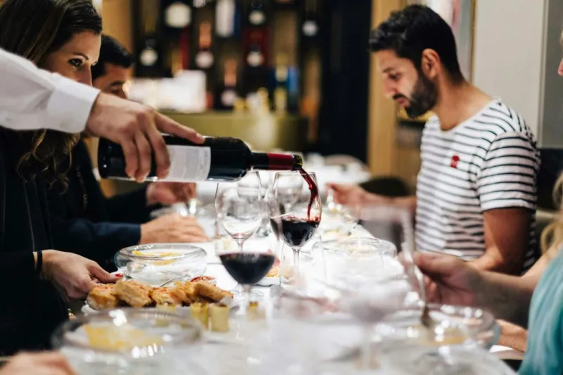 Seville: Wine and Gourmet Tapas Tour