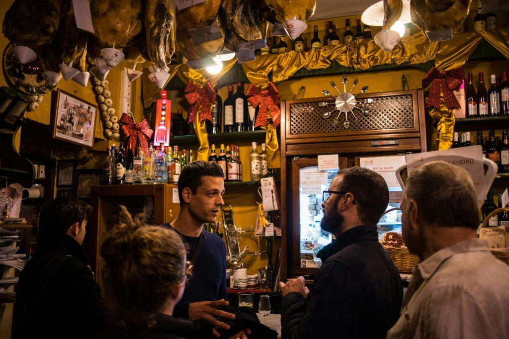Seville: Wine and Gourmet Tapas Tour