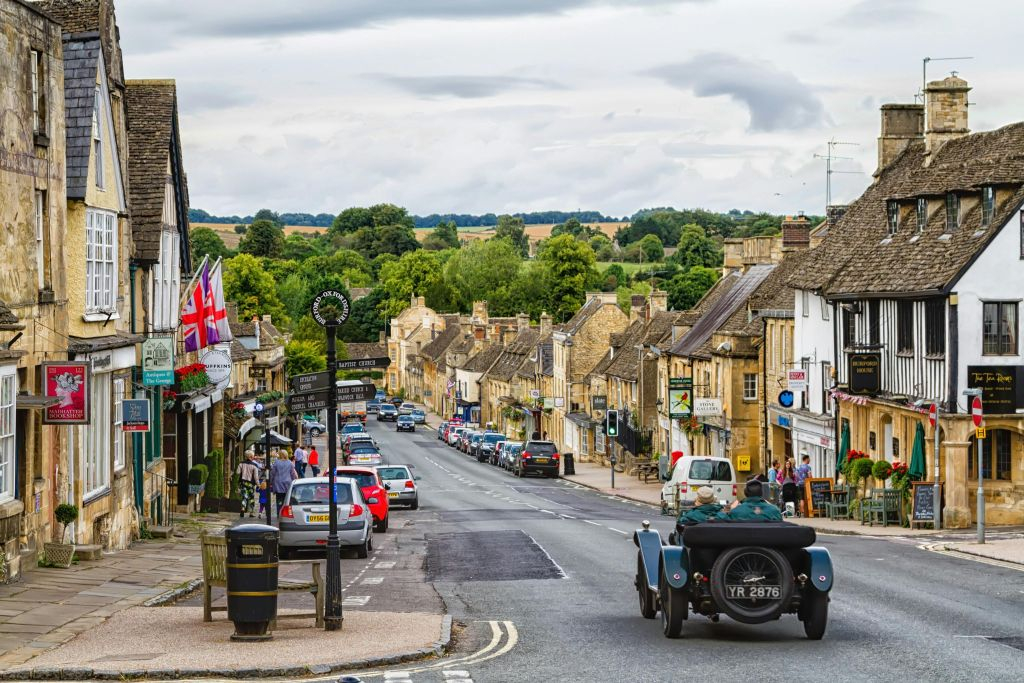 Cotswolds: Guided Day Tour from London + Lunch