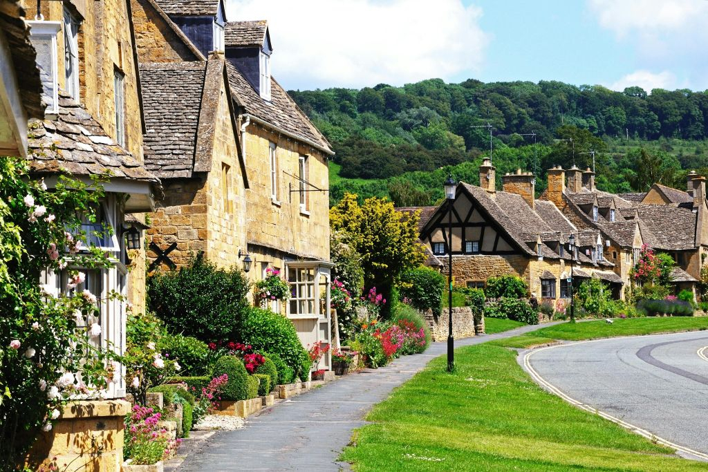 Cotswolds: Guided Day Tour from London + Lunch