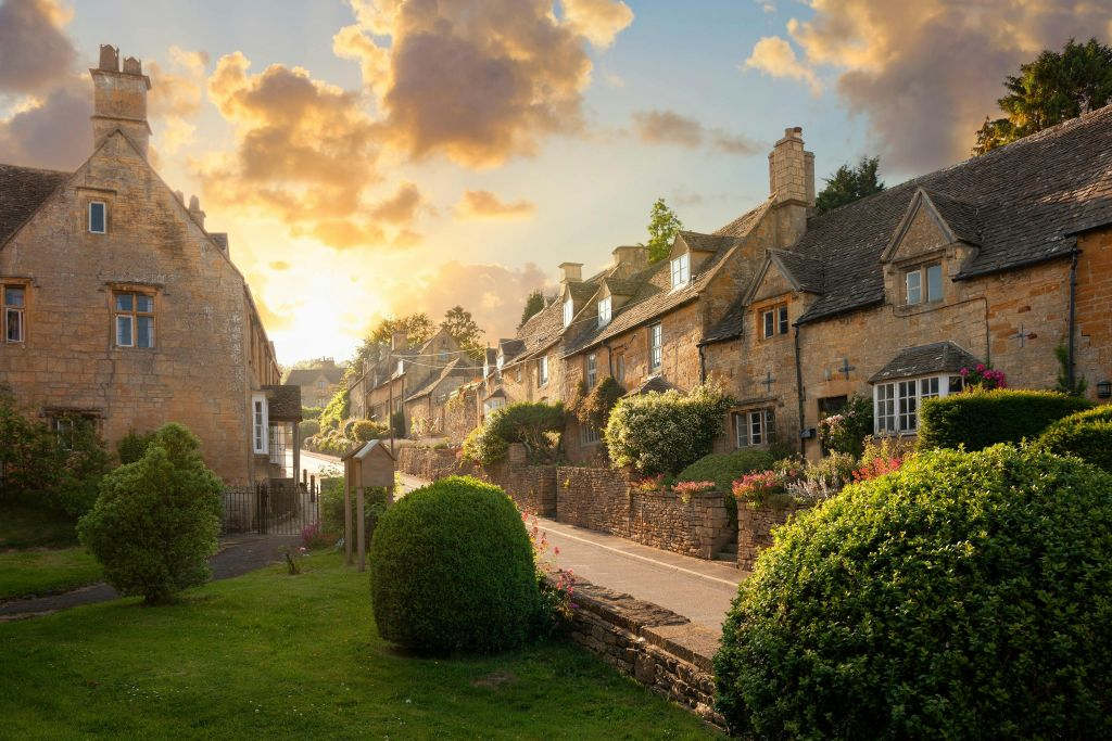 Cotswolds: Guided Day Tour from London + Lunch