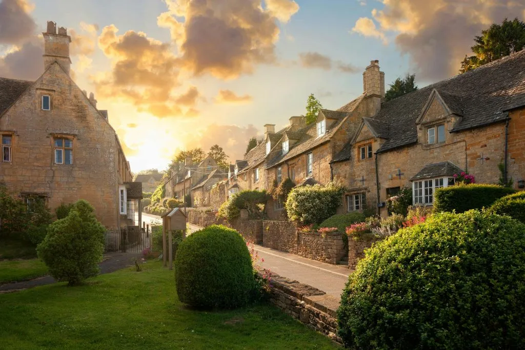 Cotswolds: Guided Day Tour from London + Lunch