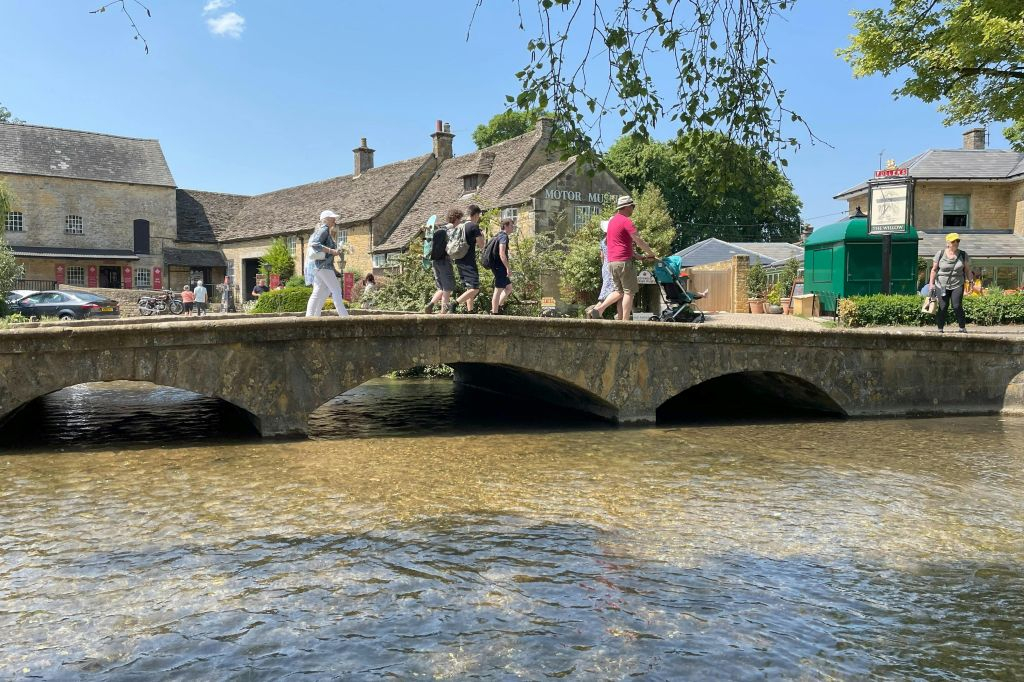 Cotswolds: Guided Day Tour from London + Lunch