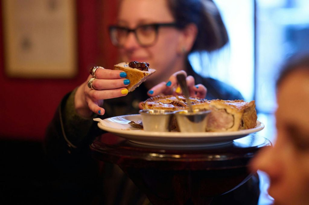 Londra: Tour guidato a piedi dei pub e del cibo + degustazioni + bevande