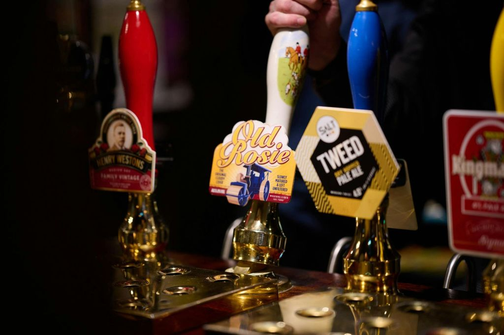 Londra: Tour guidato a piedi dei pub e del cibo + degustazioni + bevande