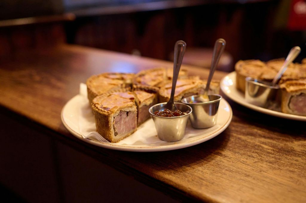 Londra: Tour guidato a piedi dei pub e del cibo + degustazioni + bevande