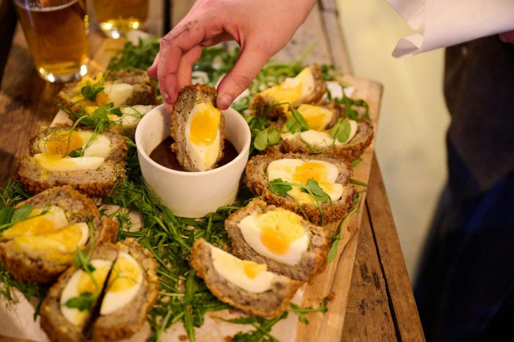 Londra: Tour guidato a piedi dei pub e del cibo + degustazioni + bevande