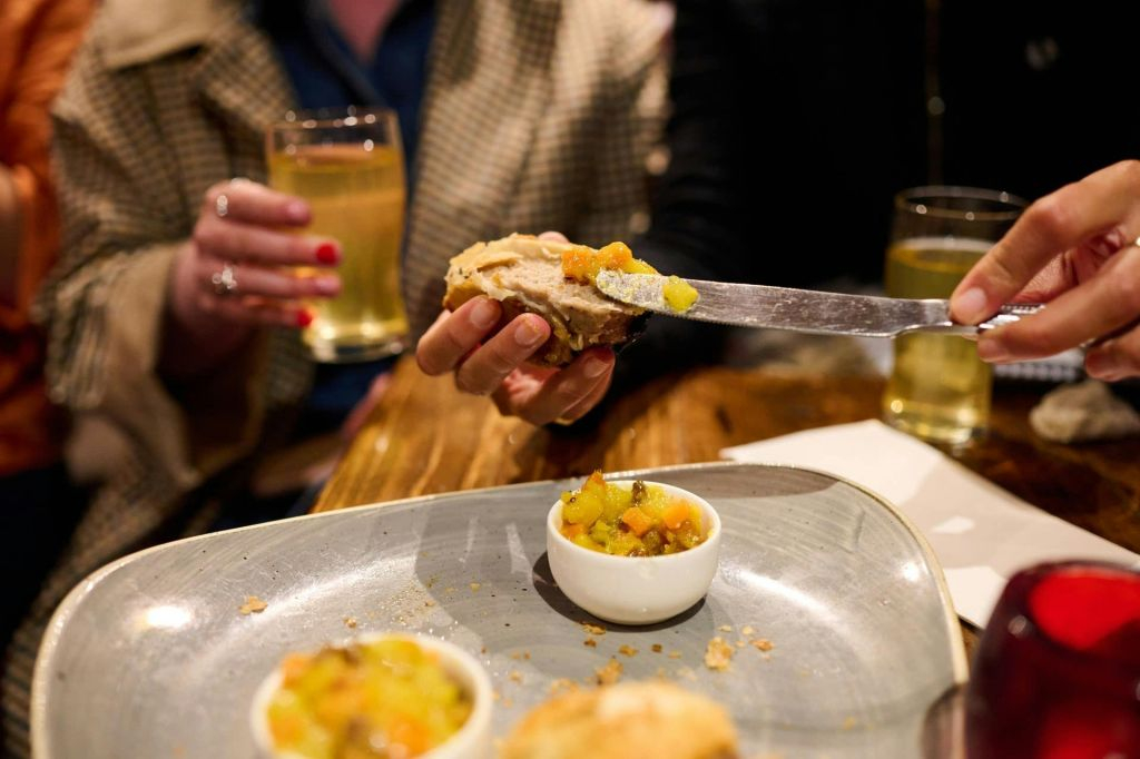 Londra: Tour guidato a piedi dei pub e del cibo + degustazioni + bevande