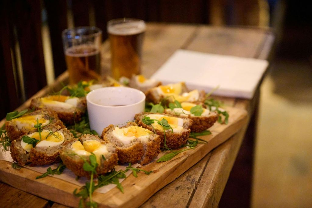 Londra: Tour guidato a piedi dei pub e del cibo + degustazioni + bevande