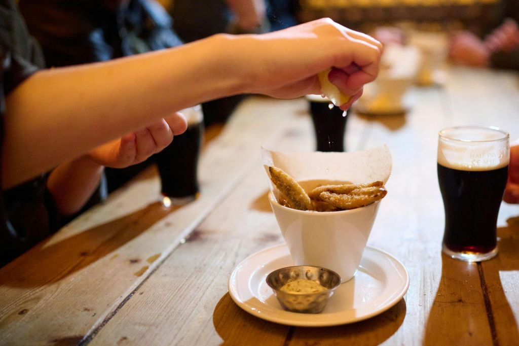 Londra: Tour guidato a piedi dei pub e del cibo + degustazioni + bevande