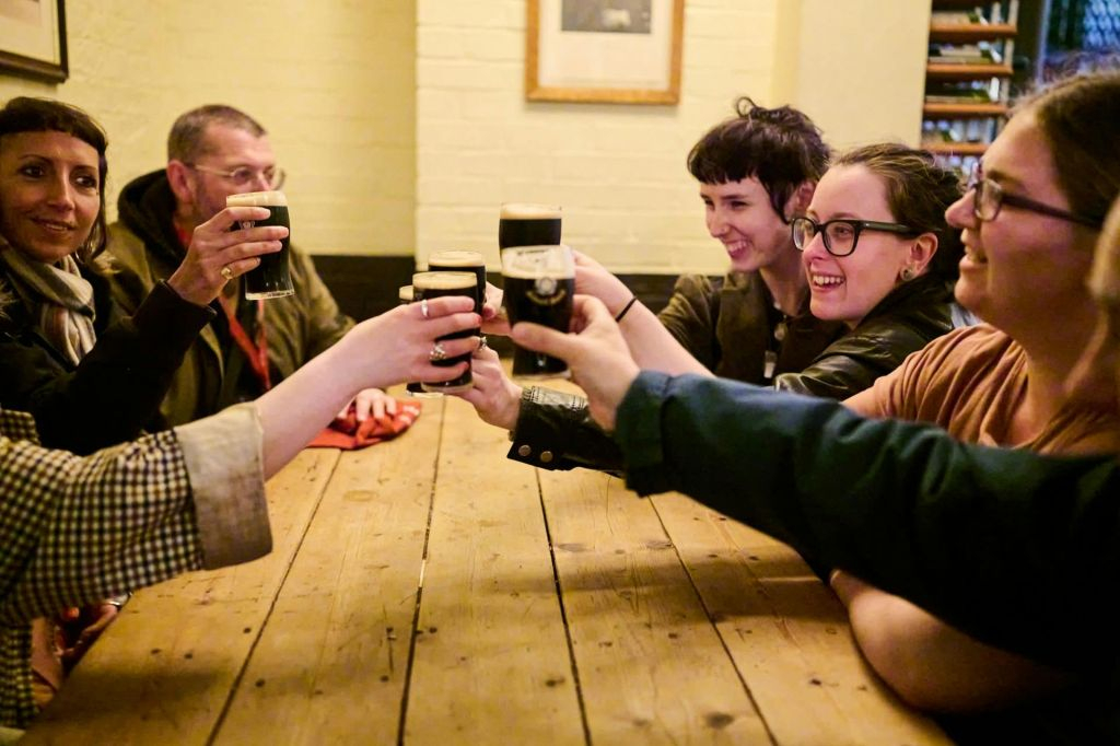Londra: Tour guidato a piedi dei pub e del cibo + degustazioni + bevande
