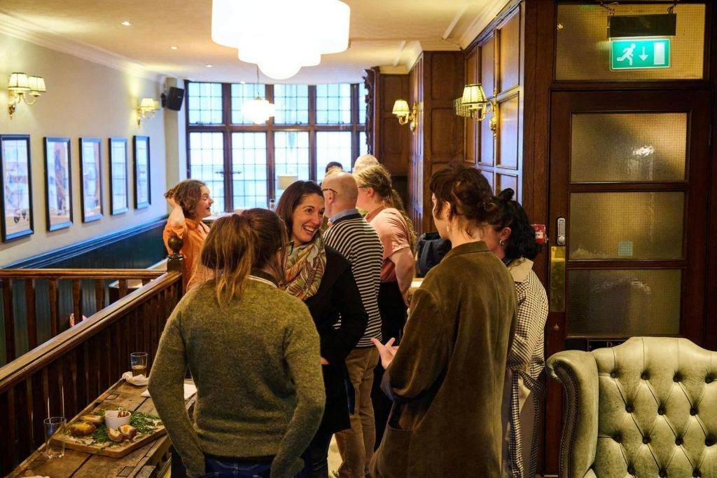 Londra: Tour guidato a piedi dei pub e del cibo + degustazioni + bevande