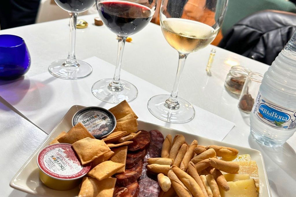 Toledo: visita guidata della città + trasferimento da Madrid + degustazione di vino e tapas