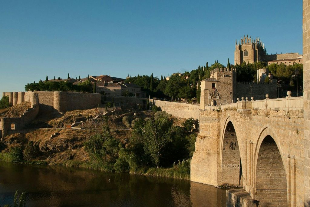 Toledo: visita guidata della città + trasferimento da Madrid + degustazione di vino e tapas