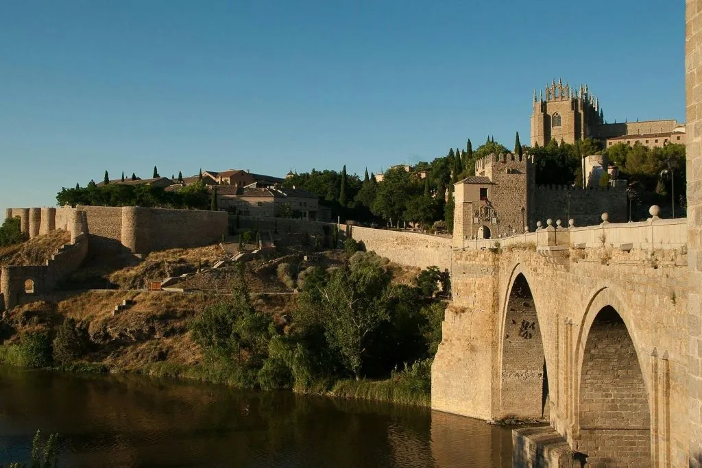 Toledo: Guided City Tour + Transfer from Madrid + Wine & Tapas Tasting