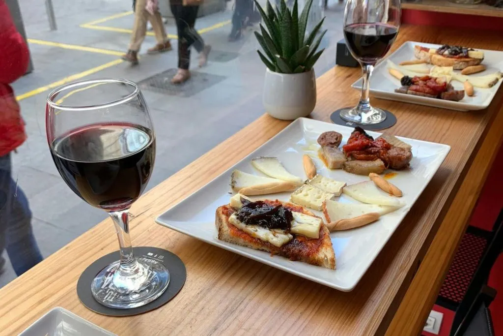 Valencia: Small-Group Evening Tapas Crawl