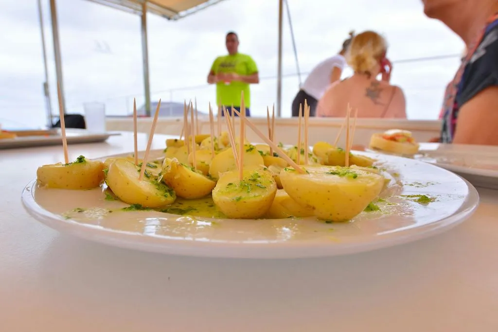La Graciosa: Catamaran Tour + Lunch + Roundtrip Ferry from Lanzarote