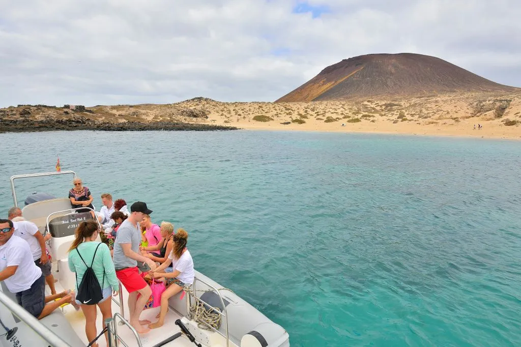 La Graciosa: Catamaran Tour + Lunch + Roundtrip Ferry from Lanzarote