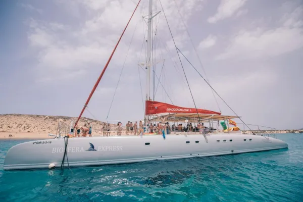 La Graciosa: Catamaran Tour + Lunch + Roundtrip Ferry from Lanzarote