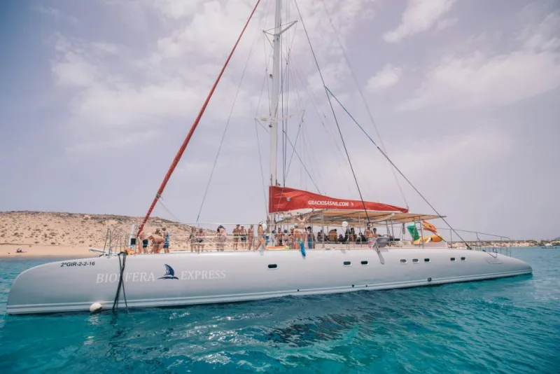 La Graciosa: Catamaran Tour + Lunch + Roundtrip Ferry from Lanzarote