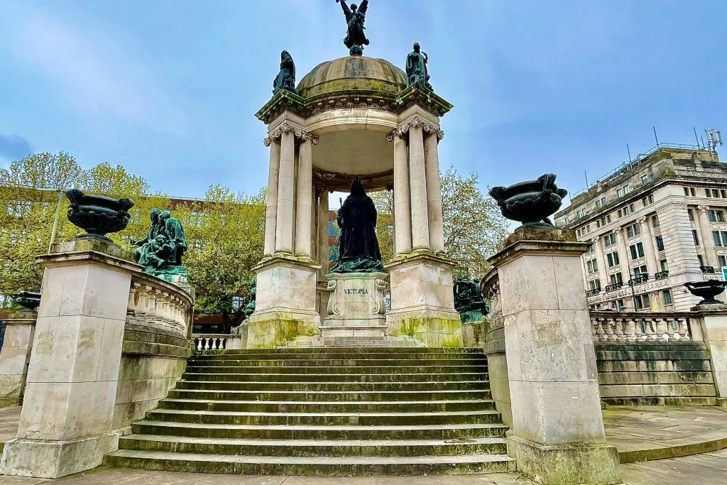 Liverpool: Guided Beatles Walking Tour