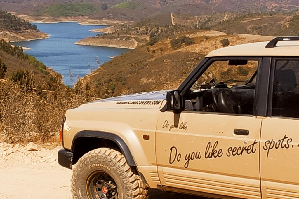 Serra de Monchique e Lagoa da Bravura: Visita guiada de dia inteiro em 4x4 + Transfer + Almoço