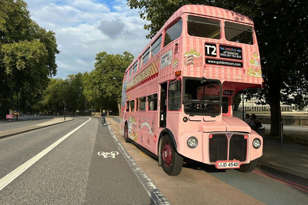 London: Bus Tour + Afternoon Tea
