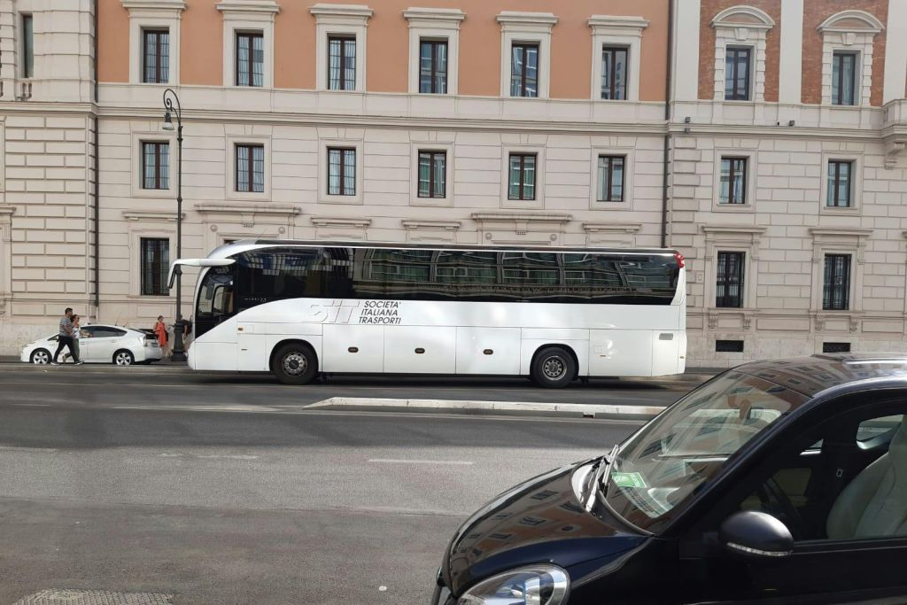 Roma: Traslado en autobús de ida desde la estación Termini al aeropuerto de Fiumicino